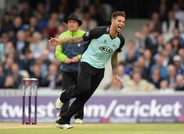 Video: Jade Dernbach's slower delivery embarrasses batsman