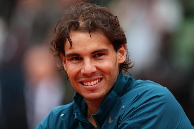 Rafael Nadal pulls a prank on helicopter passengers by acting as a pilot