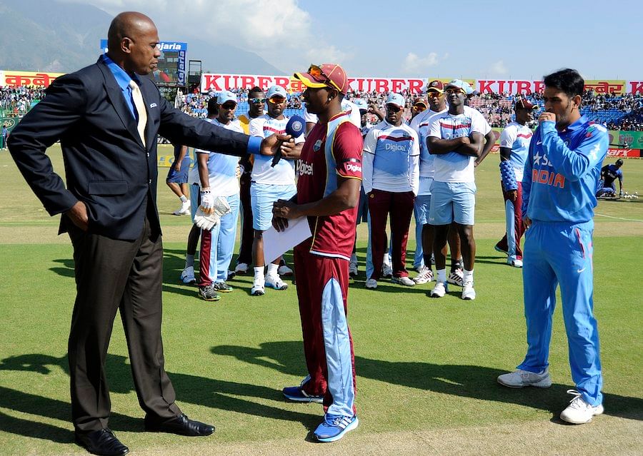 Dwayne Bravo at the toss with the entire team