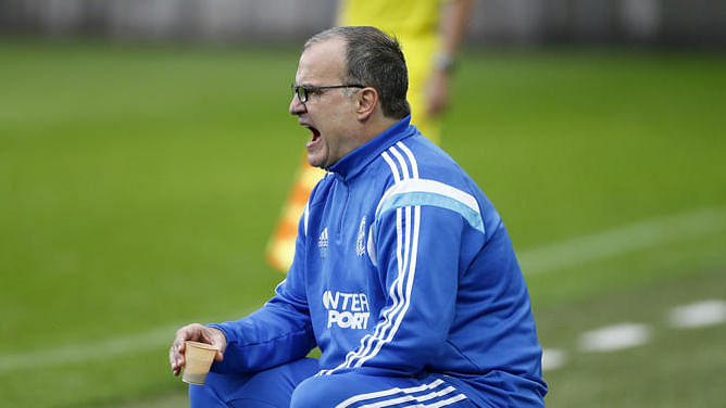 Video: Marcelo Bielsa sits on a hot cup of coffee during Marseille vs Toulouse