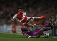 Felipe Melo tackle Alexis Sanchez