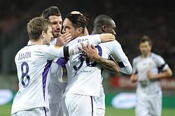 Europa League: 10-man Fiorentina qualify for the knockout stages