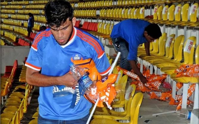 ISL: FC Goa fans clean up trash in stadium after match against Delhi Dynamos