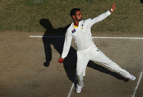 Funny moment as ball slips out of Mohammad Hafeez's hand