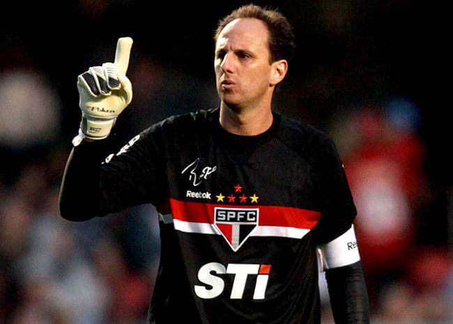 Brazilian goalkeeper Rogerio Ceni to continue playing past the age of 42