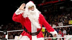 Hulk 'Ho Ho' Hogan lights up Raw