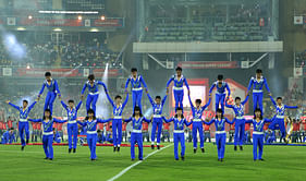 Balloons, jugglers, acrobats weave mesmerising spells at ISL closing ceremony