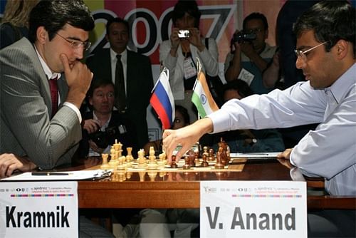 Viswanathan Anand (R, India) and Vladimir Kramnik (L, Russia) are pictured  during a press conference after the tenth match of the World Chess  Championship 2008 at 'Bundeskunsthalle' in Bonn, Germany, 27 October