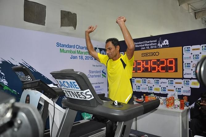 Ultra Marathoner Arun Bhardwaj completes his 24 hours run on the treadmill at the Standard Chartered Mumbai Marathon Expo