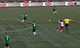 Video: Footballer hit on the nose by the referee during a league game in Netherlands