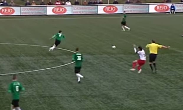 Video: Footballer hit on the nose by the referee during a league game in Netherlands