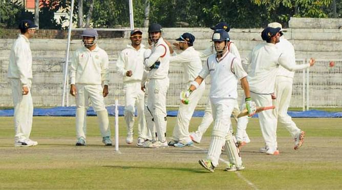 Bowlers wreak havoc on first day of Ranji Trophy final round matches