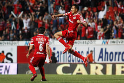 Video: Juan Arango scores from a picture-perfect free-kick from 30-yards-out