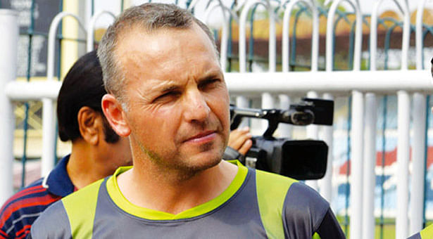 Pakistan fielding coach threatens to quit after spat with senior players