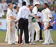 Video: AB de Villiers given out by Steve Bucknor off a double bounced ball [No Run Out]