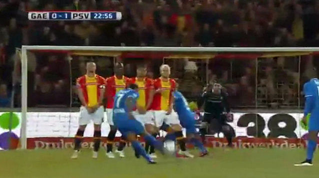 Memphis Depay free kick