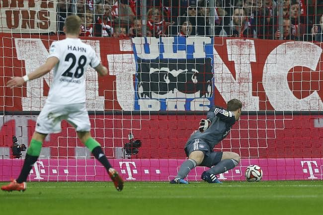 Video: Human after all! Manuel Neuer makes embarrassing howler against Borussia Monchengladbach