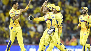 MS Dhoni: Ashish Nehra is one Indian bowler who bowls pace effortlessly