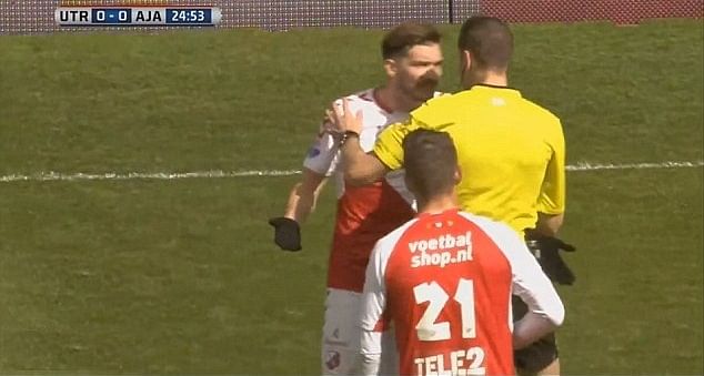 Video: Player didn't know he had been substituted, comes back on after injury treatment