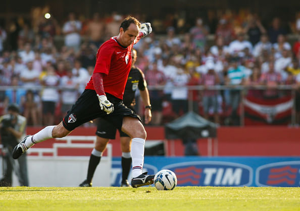 Video: 42-year-old goalkeeper Rogerio Ceni scores his 127th career goal with a free kick