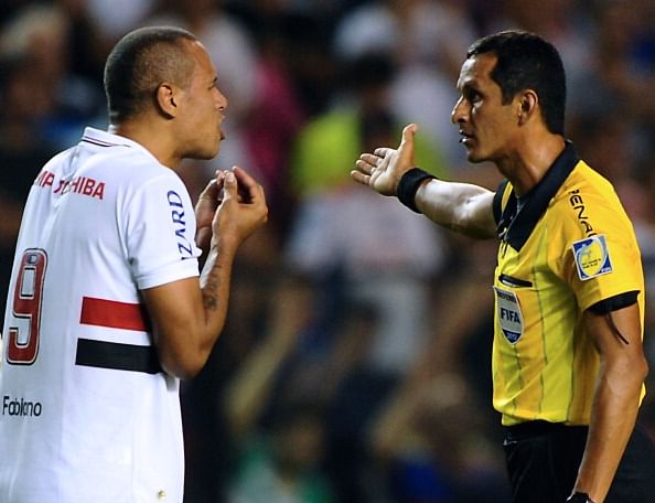 Video: Luis Fabiano of Sao Paulo receives a red card for some terrible playacting