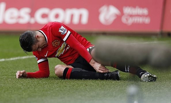 Manchester United offer Robin van Persie £5million to leave club