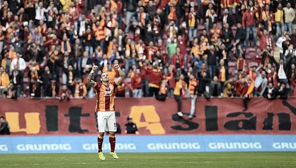 Video: Wesley Sneijder conducts Galatasaray fans in post-game celebration