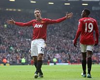 Satire: Danny Welbeck checks in with Robin van Persie ahead of crucial clash