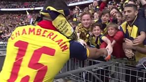 Video: Alex Oxlade-Chamberlain makes a wonderful gesture for a lucky Arsenal fan