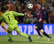 Lionel Messi scores past Manuel Neuer