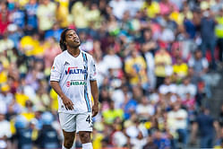 Video: Ronaldinho "executes" the worst dive of the season