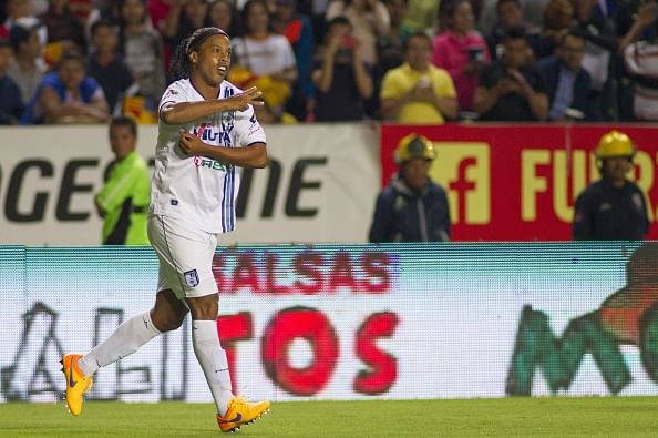 Video: Give this man an Oscar! Ronaldinho given a yellow card for a horrible dive