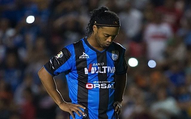 Video: Ronaldinho leaves stadium in anger after being substituted before half-time