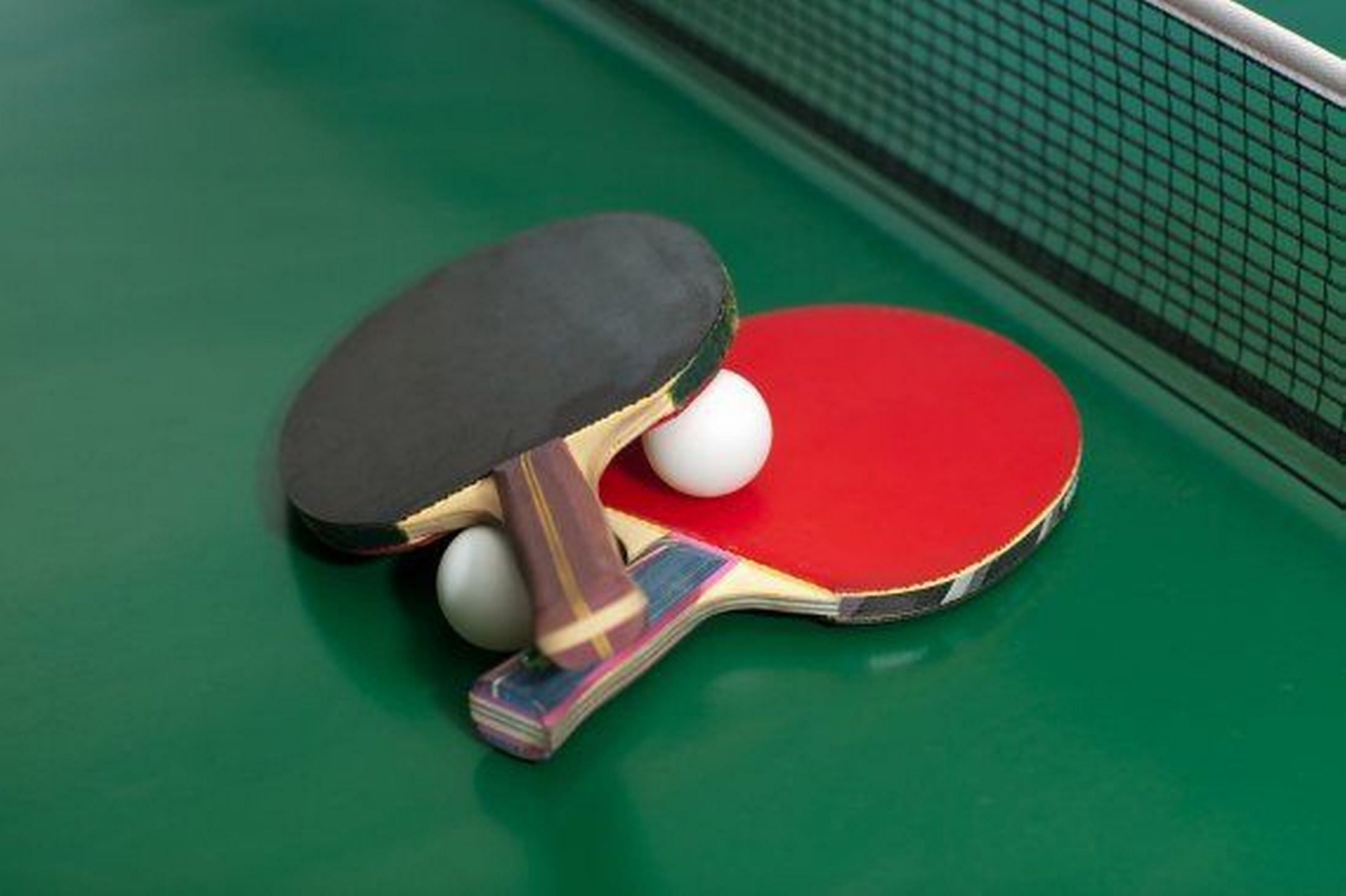 Кружок настольного тенниса. Настольный теннис. Пинг-понг. Ракетка для настольного тенниса. Настольный теннис ракетки на столе.