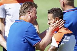 Louis van Gaal "forced" to move swiftly to stop Memphis Depay moving to PSG