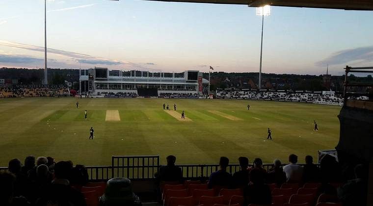 Worcestershire fielding without a wicket-keeper with 58 off 24 required