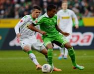 Wolfsburg's Brazilian defender Luiz Gustavo (R) and Moenchengladbach's Swiss midfielder Granit Xhaka