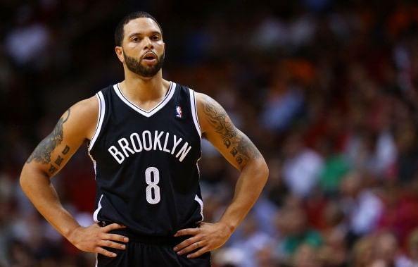 Deron Williams reaches buyout agreement with Nets; looks to sign with the Mavericks