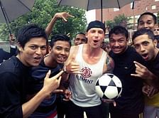 Dale Steyn plays barefoot football with Bangladeshi kids