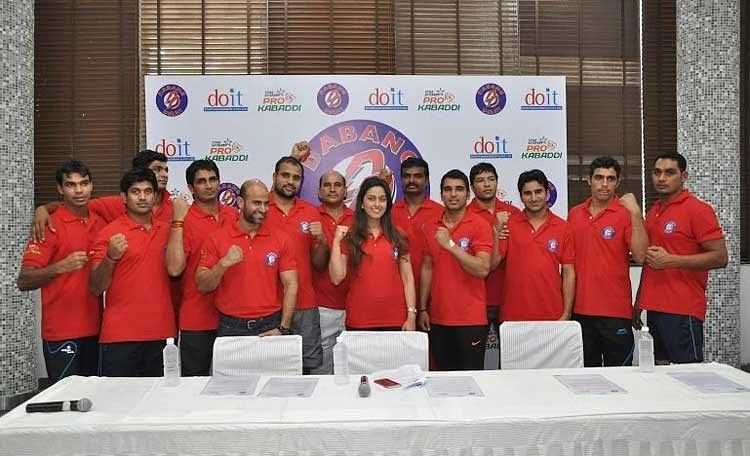 Dabang Delhi players with team owner Ms. Radha Kapoor. [Image credits: DabangDelhi.com]