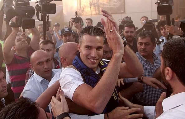 Fenerbahce completes the signing of Robin van Persie from Manchester United