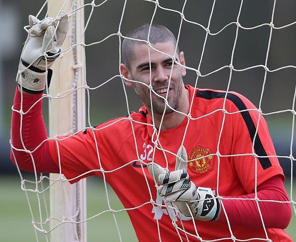 Victor Valdes not looking to leave Manchester United, claims agent