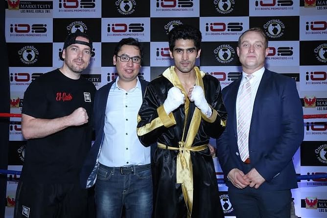 Vijender Singh practices with trainer Lee Beard in Mumbai