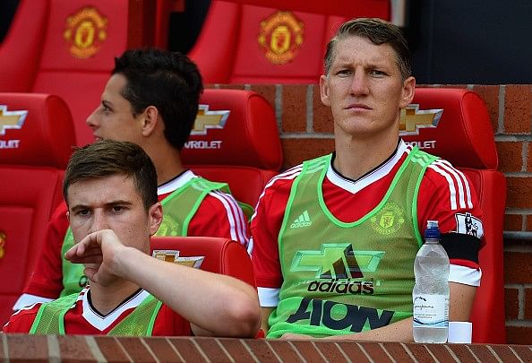 https://staticg.sportskeeda.com/wp-content/uploads/2015/08/fan-steals-manchester-united-midfielder-bastian-schweinsteiger-water-bottle-1439368054-800.jpg