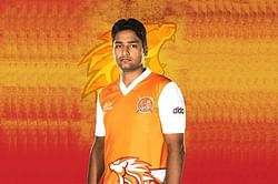 Puneri Paltan defender Ravi Kumar looking to keep Dabang Delhi's Kashiling Adake at bay