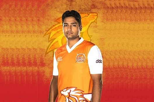 Puneri Paltan defender Ravi Kumar looking to keep Dabang Delhi's Kashiling Adake at bay