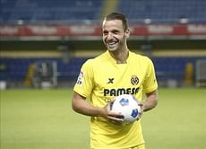 Video: Roberto Soldado kicks balls towards fans at Villarreal unveiling, misses - twice!