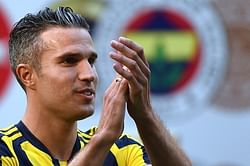 Fenerbahce pay for young Manchester United fan to meet Robin van Persie