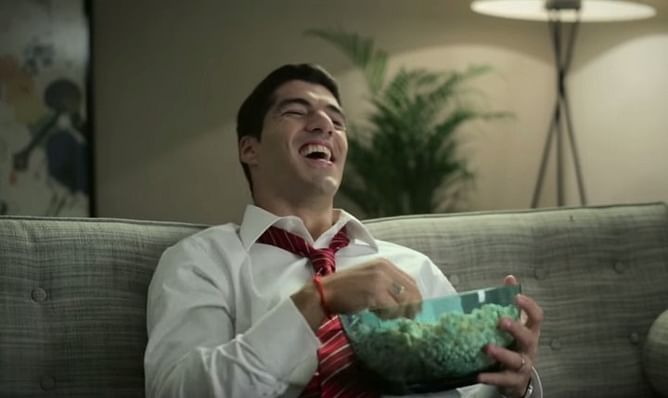 Video: Office guy Luis Suarez stars in new Abitab commercial
