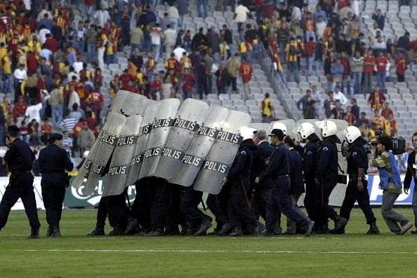 Besiktas, Galatasaray ends in violence